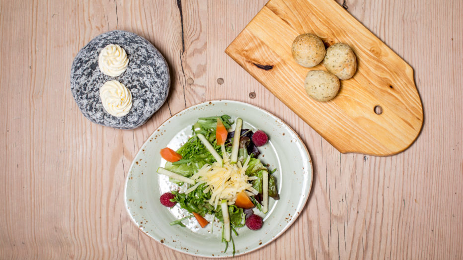 Økologisk salat fra Aukrust med epler, bringebær, Brimi Sæterost og honningvinaigrette