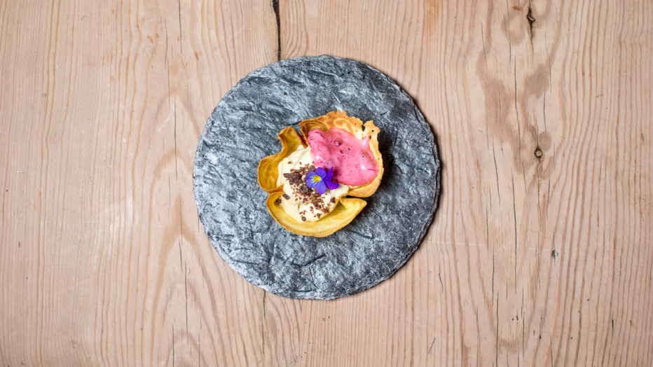 Brunostis i krumkake med trollkrem og speket reinsdyr