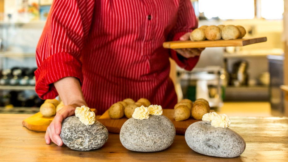Lokalt smør servert på steiner fra Sjoa.