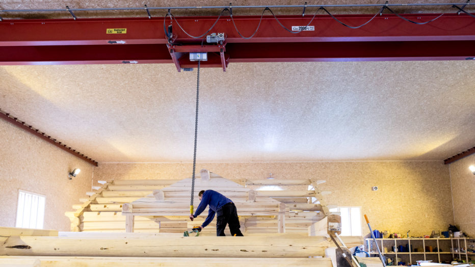 For å enkelt flytte tømmerstokkene kan hele hallen nås av et kransystem.