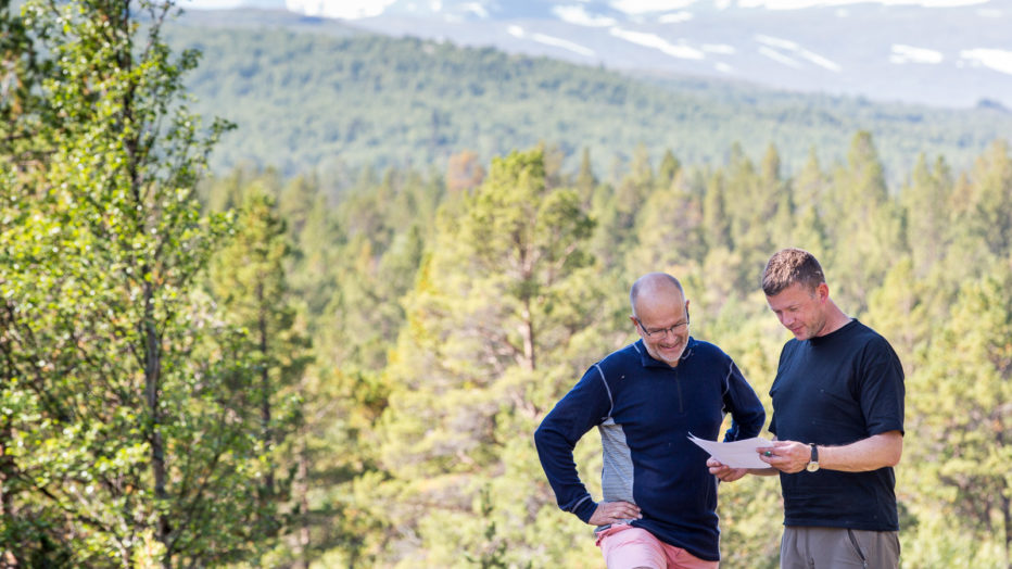 Jan Tore Meren og Tor Kolden planlegger hyttebygging