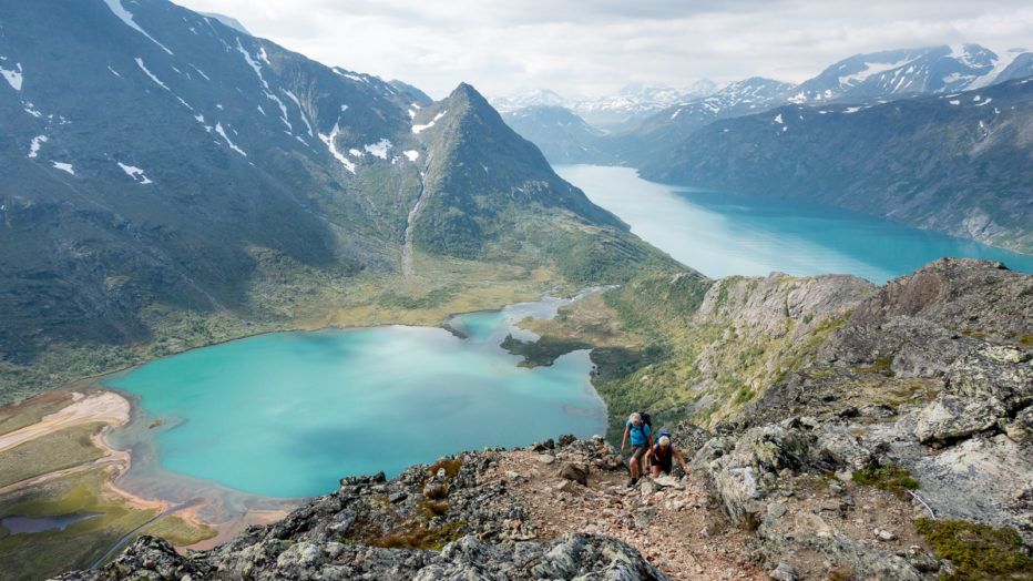 Utsikt fra Knutshø med Gjende i bakgrunnen.