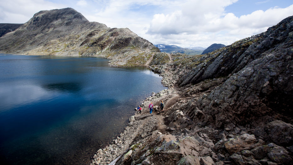 turgåere ved innsjø i fjellet