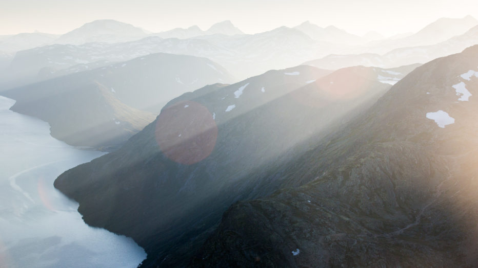 Utsikt innover Jotunheimen fra Besseggen en augustkveld.