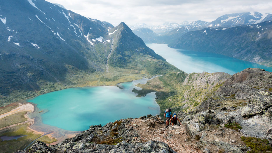 Utsikt fra Knutshø med Gjende i bakgrunnen.