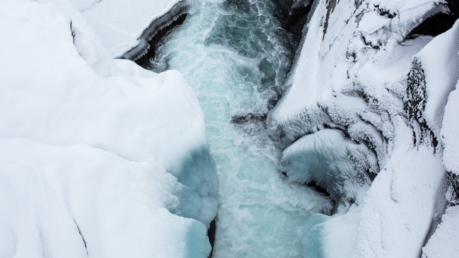 frosset elv med mye snø